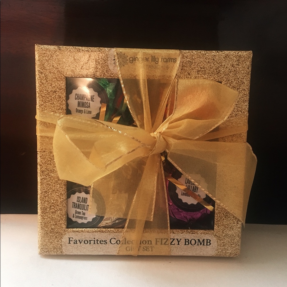 NWT Bath Bomb Set + FREE GIFT 🎁
